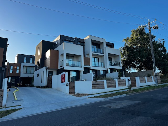 semi frameless glass balustrade Mitcham 3