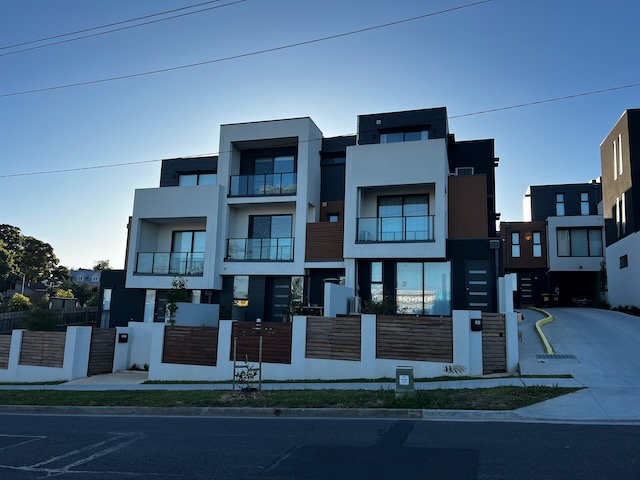 semi frameless glass balustrade Mitcham 4