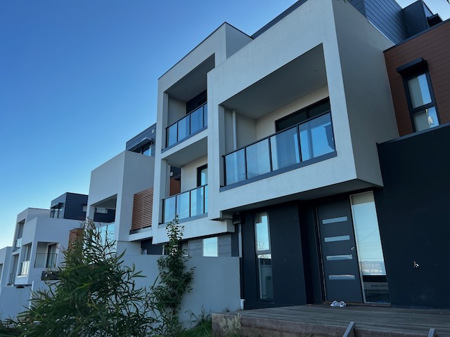 semi frameless glass balustrade Mitcham 8